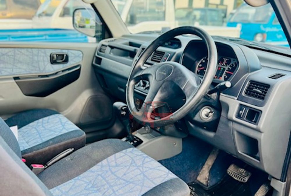 1999 Mitsubishi Pajero Mini photo 2