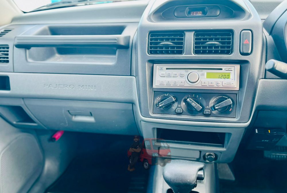1999 Mitsubishi Pajero Mini photo 4