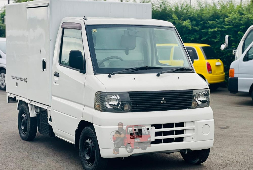 2001 Mitsubishi Minicab Freezer