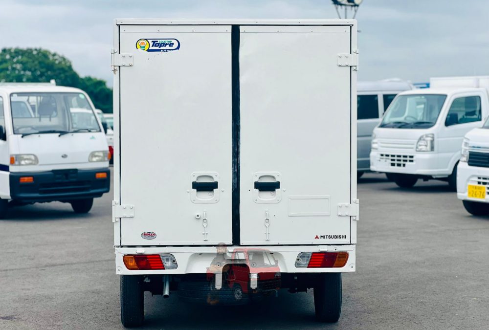 2001 Mitsubishi Minicab Freezer photo 6