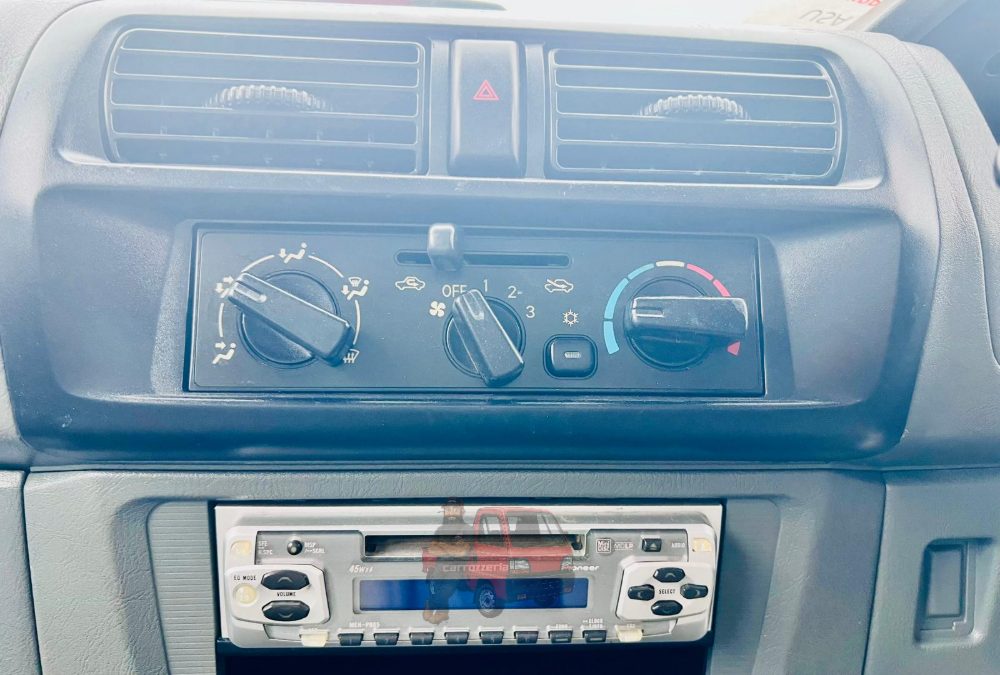 2001 Mitsubishi Minicab Freezer photo 13