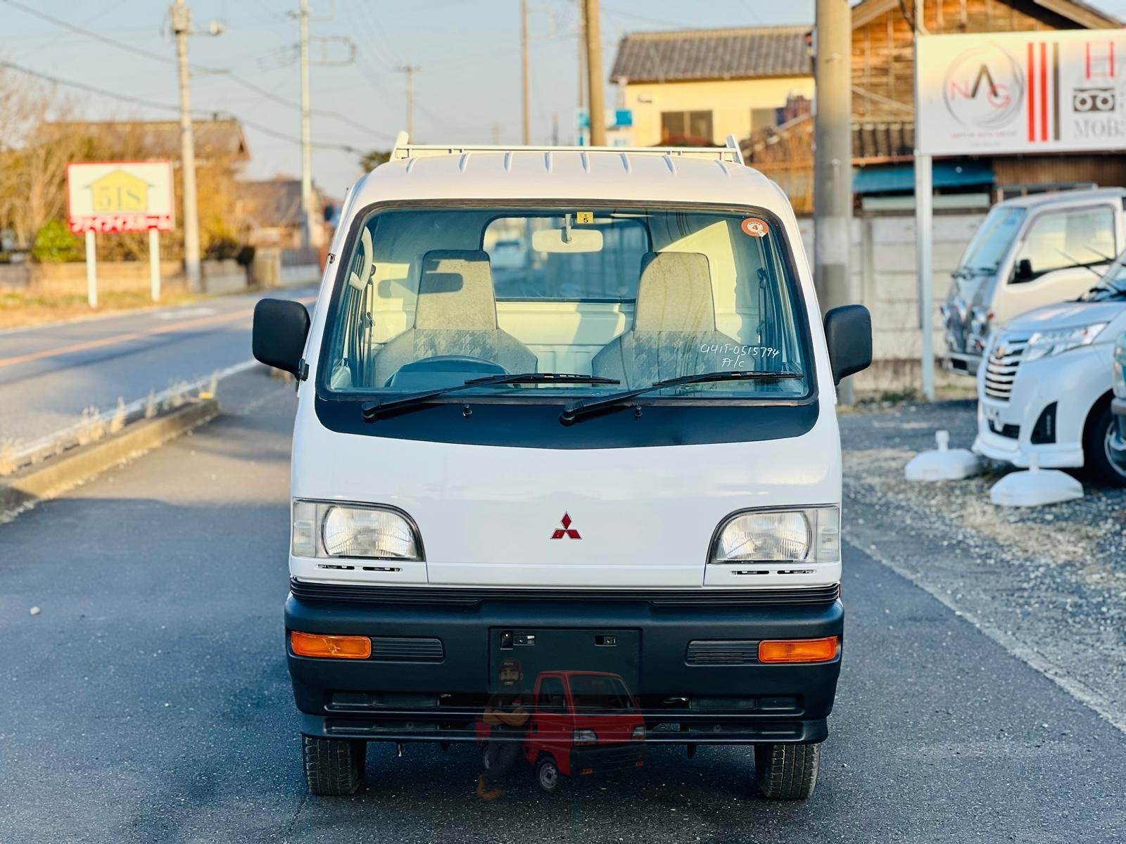 1999 Mitsubishi Minicab photo 2