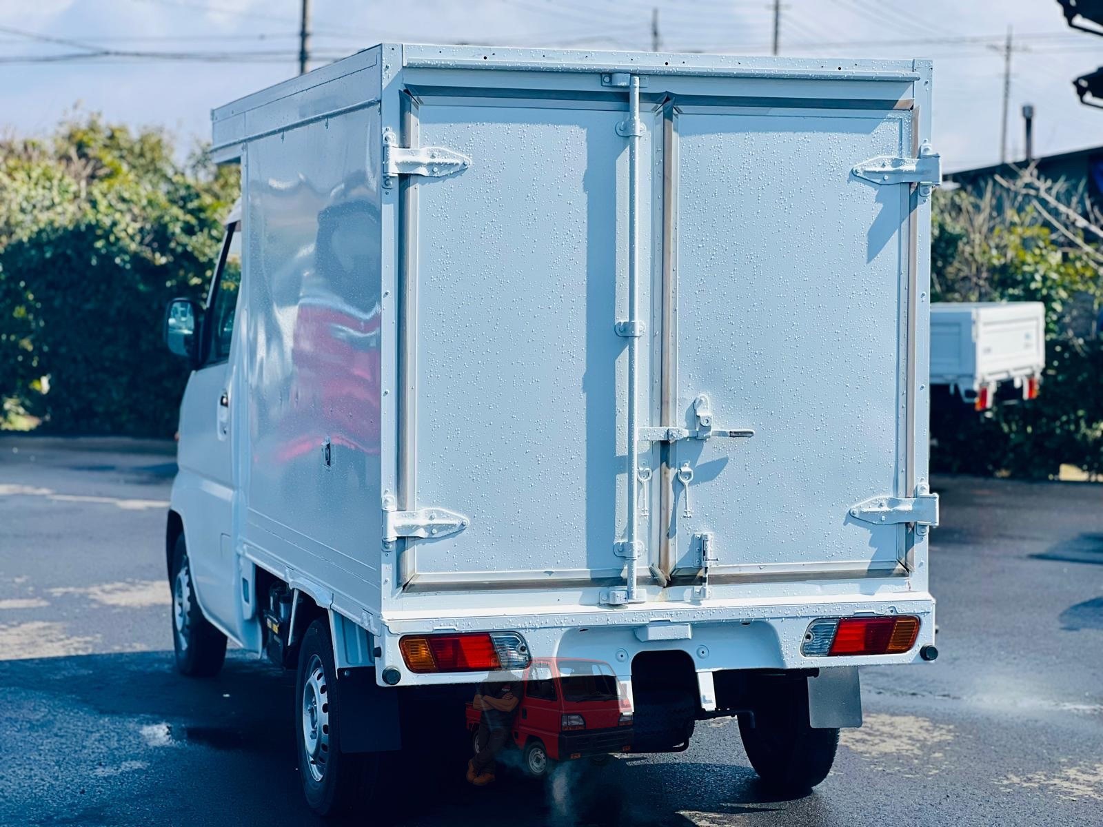 2000 Mitsubishi Minicab photo 2