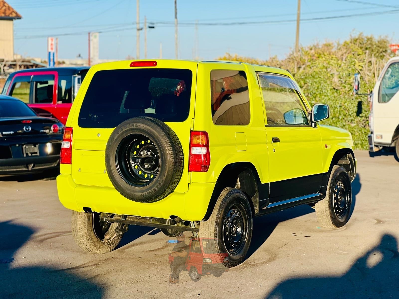 2000 Mitsubishi Pajero photo 2
